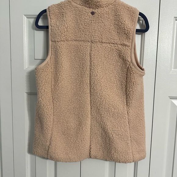 Pink calia fuzzy vest - Picture 3 of 4